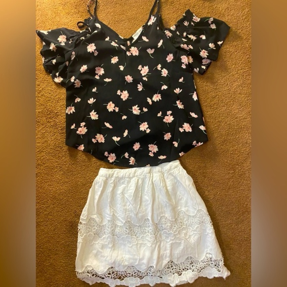 🍒5-$50 Flowered shirt + skirt
Sienna Sky cold shoulder Top
Forever 21 Skirt